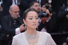 巩俐关晓彤彭于晏亮相戛纳红毯，但直播镜头加起来都没有她多图片