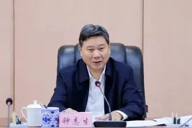 科长李岚丰，利用市委书记敛财图片