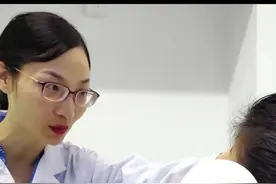 女孩坐过山车被风吹成面瘫，孩子出现这些情况家长要警惕图片