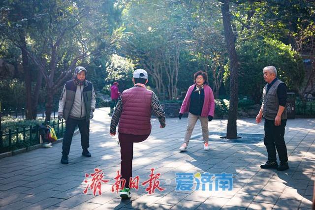 济南中山公园晨光染秋意 休闲满园间