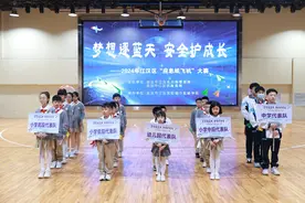 比一比，谁的纸飞机飞得最远图片