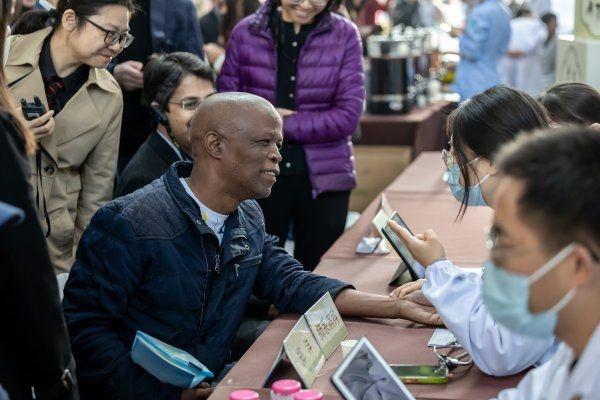 西班牙政党委员访汉发现：巴公房子在西班牙有同款