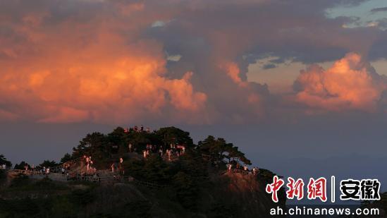 黄山之巅揽霞光 清凉秘境度盛夏
