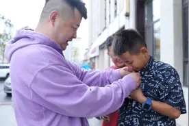 果然视频｜三年邻居变家人，“娥家班”兄弟：大哥是合格的家长图片