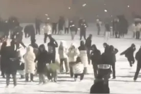 打雪仗时除了自己都是对手：战况激烈，场面震撼！图片