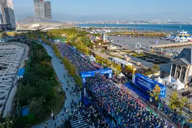第34届大连马拉松赛鸣枪起跑  近3万名选手参赛图片