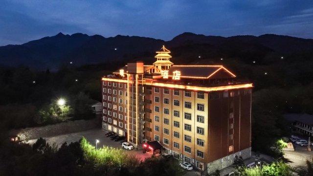 罗平“清凉经济”火爆！避暑游客激增，酒店业迎“热”升级