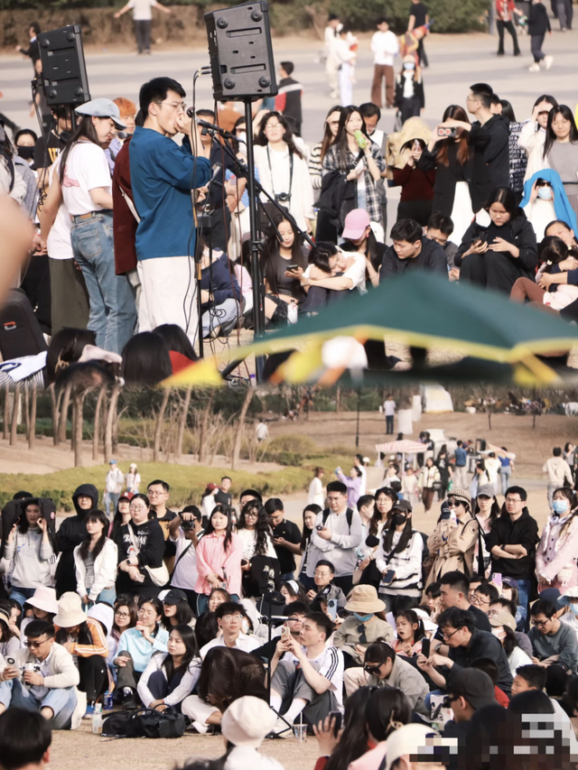 一场北京公园里的“野唱会”，素人和明星都被请上台