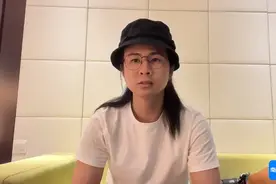 巨浪中连救两人，“白衣小哥”逆行身影感动全网！图片