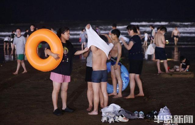 青岛故事·影像丨夜色沙滩 欢乐无限