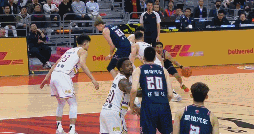 俞长栋防守向后靠导致周琦空中失衡倒地受伤 后者简单处理后返场图片