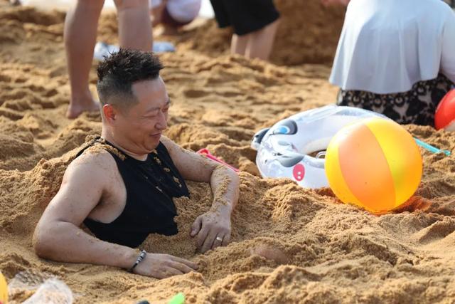 火爆！威海的海边，人山人海，场面壮观！