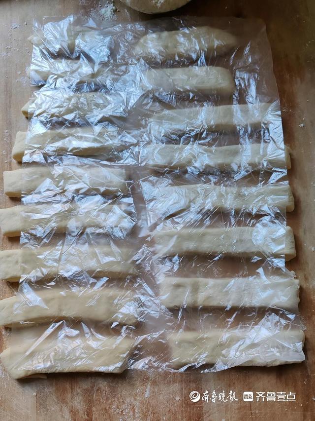 壹粉食堂|色泽金黄一口酥！家庭版自制炸油条这样做，美味又健康