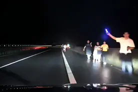 柞水高速公路上拦车救人的大哥找到了！图片