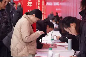 四川自贡高新区举办2025年“春风行动”现场招聘会 602名求职者与企业达成意向图片