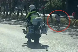 父亲体力不支弃赛，让6岁女孩跑完42公里全马？组委会回应！图片