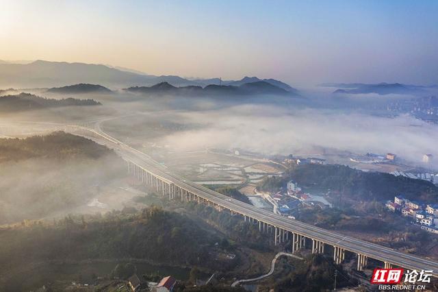 薄雾萦绕：靖州苗侗风情在雾霭中“灵动定格”