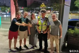 聊城街头，四名外国游客竖起大拇指：中国警察Very good图片