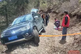 白玉：游客车辆陷泥潭被困 当地救援队1小时迅速救出！图片