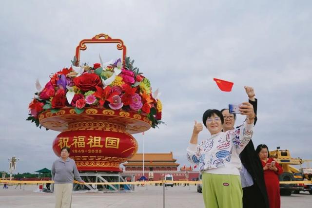 今天凌晨，完美合龙，视频！天安门广场大花篮亮相，长安街国庆花坛都布置好了！