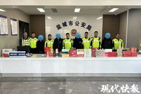 网约车司机假装上厕所，帮警方抓了4个贼图片