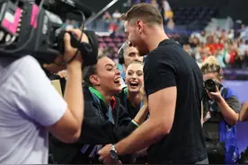 热闻|甜度超标！本届奥运会求婚次数创纪录，盘点巴黎奥运会上的高甜名场面图片