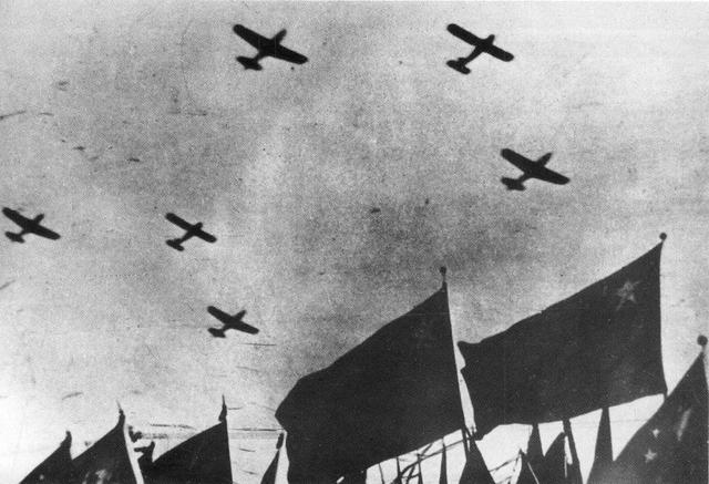 人民空军	，生日快乐！