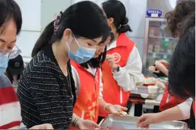 学生、老师、食堂师傅做饭谁最强？这所大学举行“食神”厨艺大比拼图片