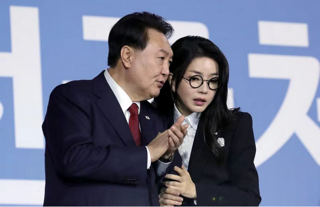 如何看待尹锡悦夫妇双双入狱