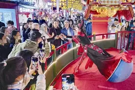 出席“世界市长对话·南宁”活动的东盟国家市长参访“南宁之夜” 感受南宁夜经济的蓬勃生机与独特魅力图片