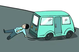 醉汉躺卧机动车道，被车碾轧自己也需担责！图片