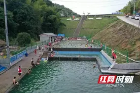 乡村游泳池乐了农村娃图片