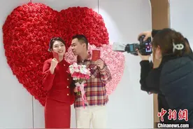 “领证跟拍”记录爱情 中国年轻人带热“仪式感消费”图片