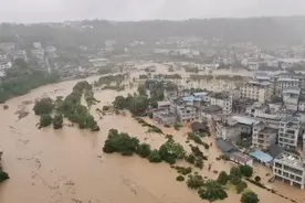 湖南龙山县强降雨致部分房屋被淹：县城供水中断，全县启动防汛Ⅱ级应急响应图片