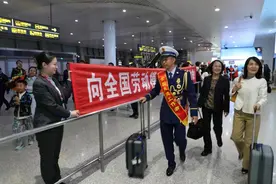 宁夏赴京受奖的34名全国劳模和先进工作者载誉归来图片