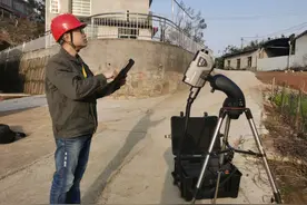 氢气球缠绕输电线路，"激光炮”一击清除图片