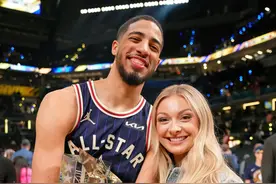 这是谁的微信好友？🥰哈利伯顿抱着全明星赛奖杯与女友甜蜜合影图片