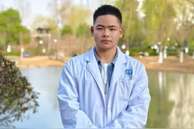 年度人物回访｜高铁救人医学生秦鸣蔚：每一次出手相救都可能改变一个人的命运图片