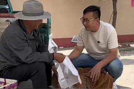 帮一把别人的父母！80后羊汤店老板专挑农村卖菜老人的摊位包圆图片