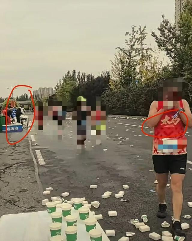 太原马拉松部分路段遍地垃圾