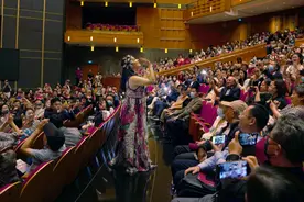 俄罗斯歌剧女王下台拥抱上海观众，中国上海国际艺术节扣动“第一次”图片