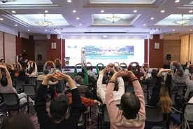 我国首例自体干细胞疗法帕金森病患者现身瑞金医院：手术满月，已能自主行走图片