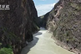 追光 |“虎跳峡徒步”何以火到国外？图片