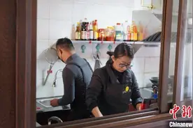 （新春走基层）特写：浙江民宿夫妻守望“诗与远方”中的团圆味图片