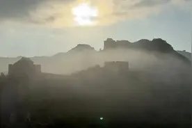 今晨金山岭长城云雾缭绕如同仙境，壮美如画图片