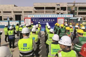 中建八局郑州太古可口可乐项目举行“春季大干100天”劳动竞赛活动图片