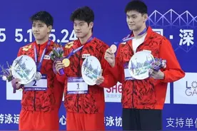 这就是传承！赛后颁奖 孙杨帮潘展乐把“第一名”稳稳贴好图片