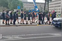 澳大利亚警方阻止“新纳粹”集会图片