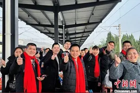 重庆潼南火车站开行入粤返岗列车图片
