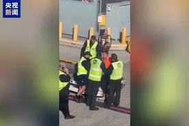 澳大利亚一客机应急出口被强行打开 当事人已被逮捕图片